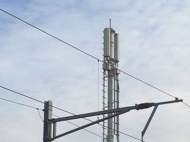 Natelantenne hinter Fahrleitungsmasten