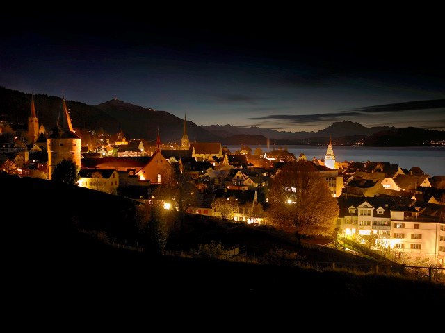 Zug bei Nacht