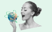 Frau beisst in Apfel, der unsere Erde symbolisiert