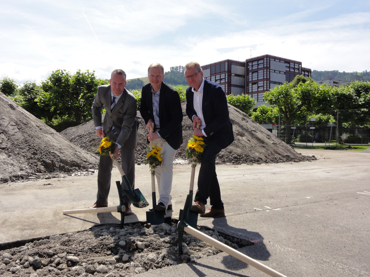 Bildungsdirektor Stephan Schleiss, Peter Hörler, Direktor der Kantonsschule Zug, und Landammann Heinz Tännler setzen zum Spatenstich für das Schulraumprovisorium der «Kanti» an (von links nach rechts)