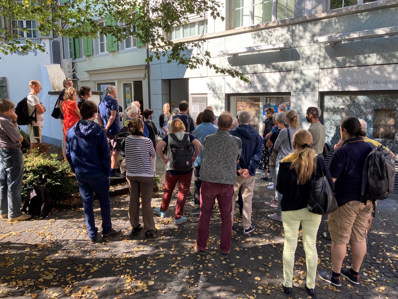 Viele Leute vor der Neugasse 17