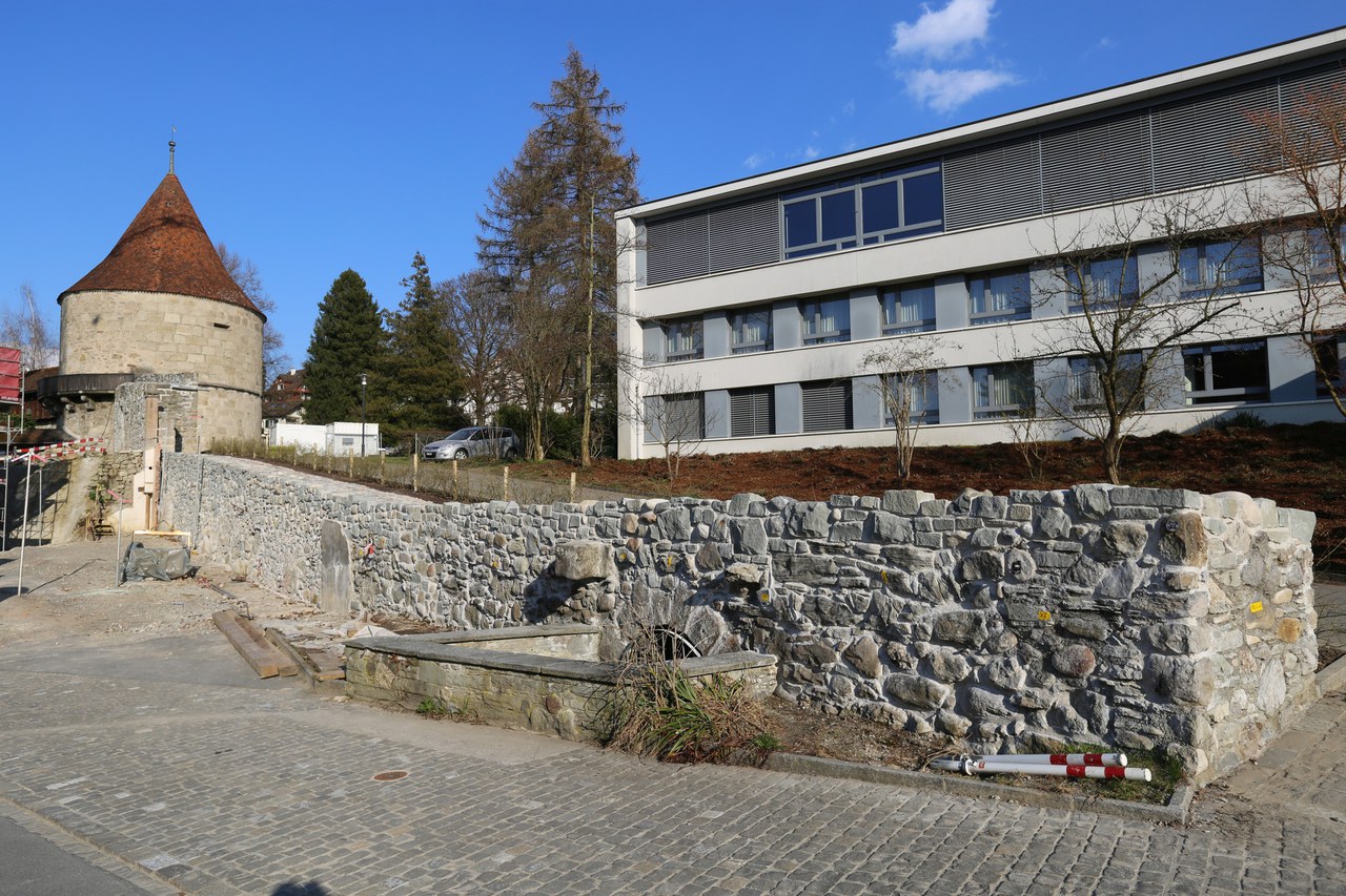 Bachdurchlass und restaurierte Mauerkrone