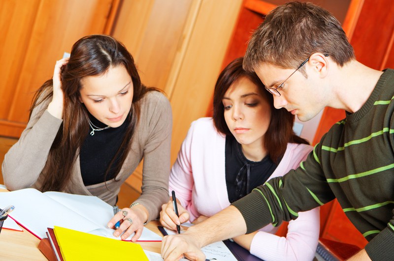 Studenten an einem Tisch mit Lernunterlagen