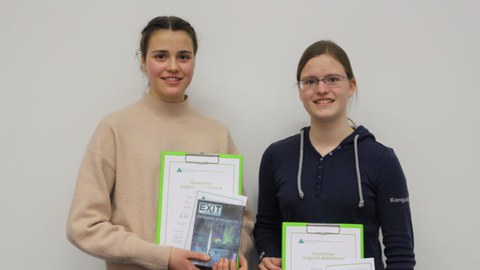 Textblock Zwei Zugerinnen gewinnen Finale von «Jugend debattiert» Textblock Zwei Zugerinnen gewinnen Finale von «Jugend debattiert»