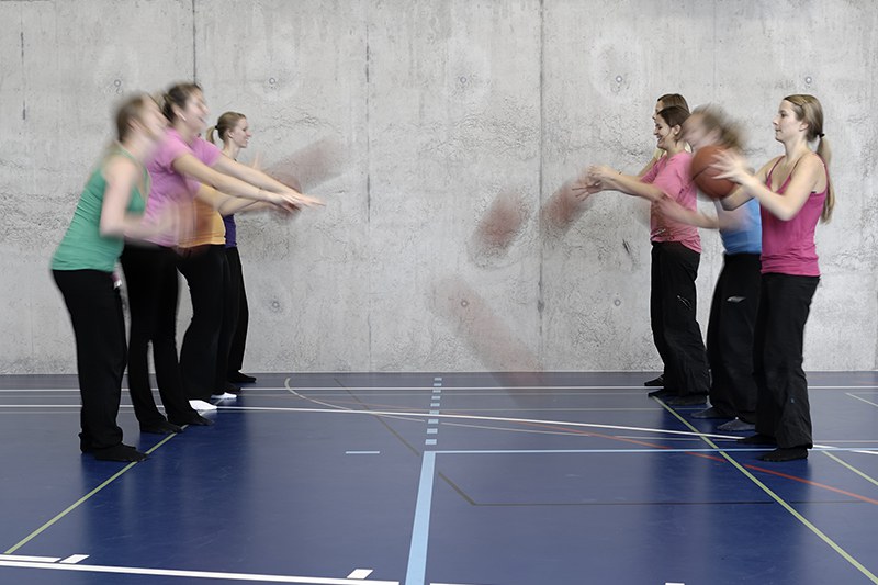 Ballspielen in der Turnhalle
