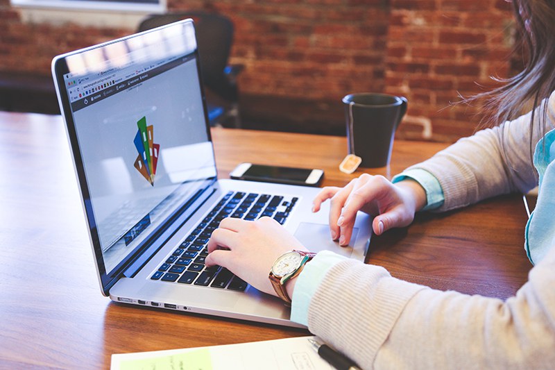 Eine Frau arbeitet am Laptop
