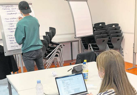 Textblock Schüler probieren sich in der Praxis Textblock Schüler probieren sich in der Praxis