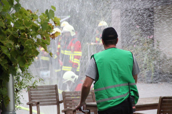 Der Kommandant vor dem Hydroschild
