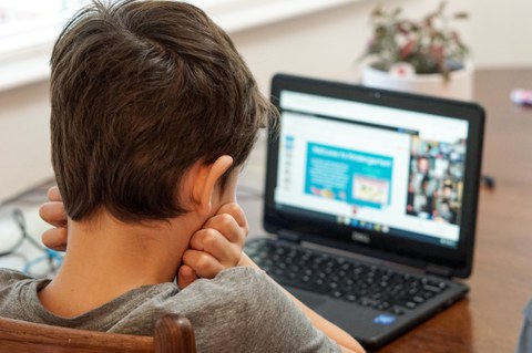 Kind mit Laptop