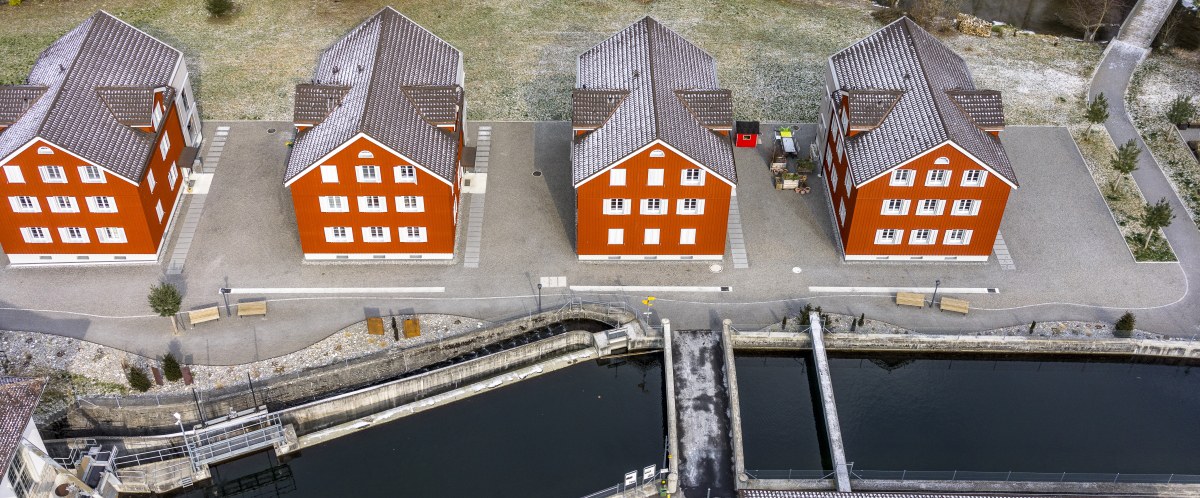 Wasserkraftwerk und Gebäude