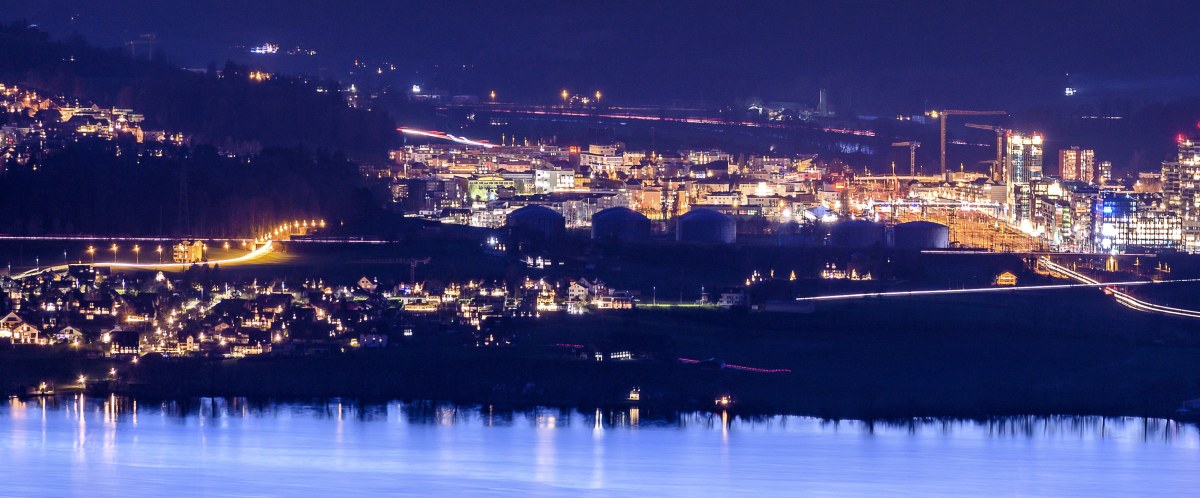 Blick vom Zugerberg auf Risch in der Abenddämmerung