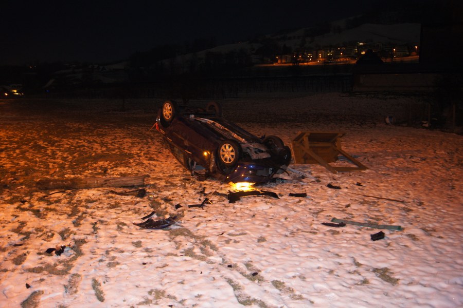 Das Auto landete auf dem Dach