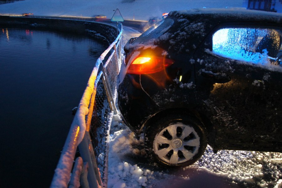 Die Absturzsicherung verhinderte, dass das Auto im See landete.
