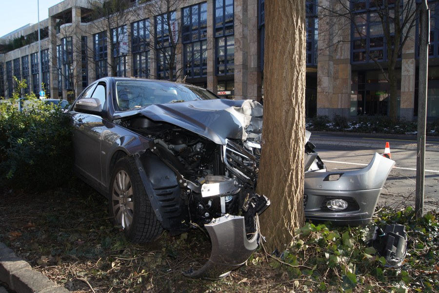 Das Auto prallte in einen Baum
