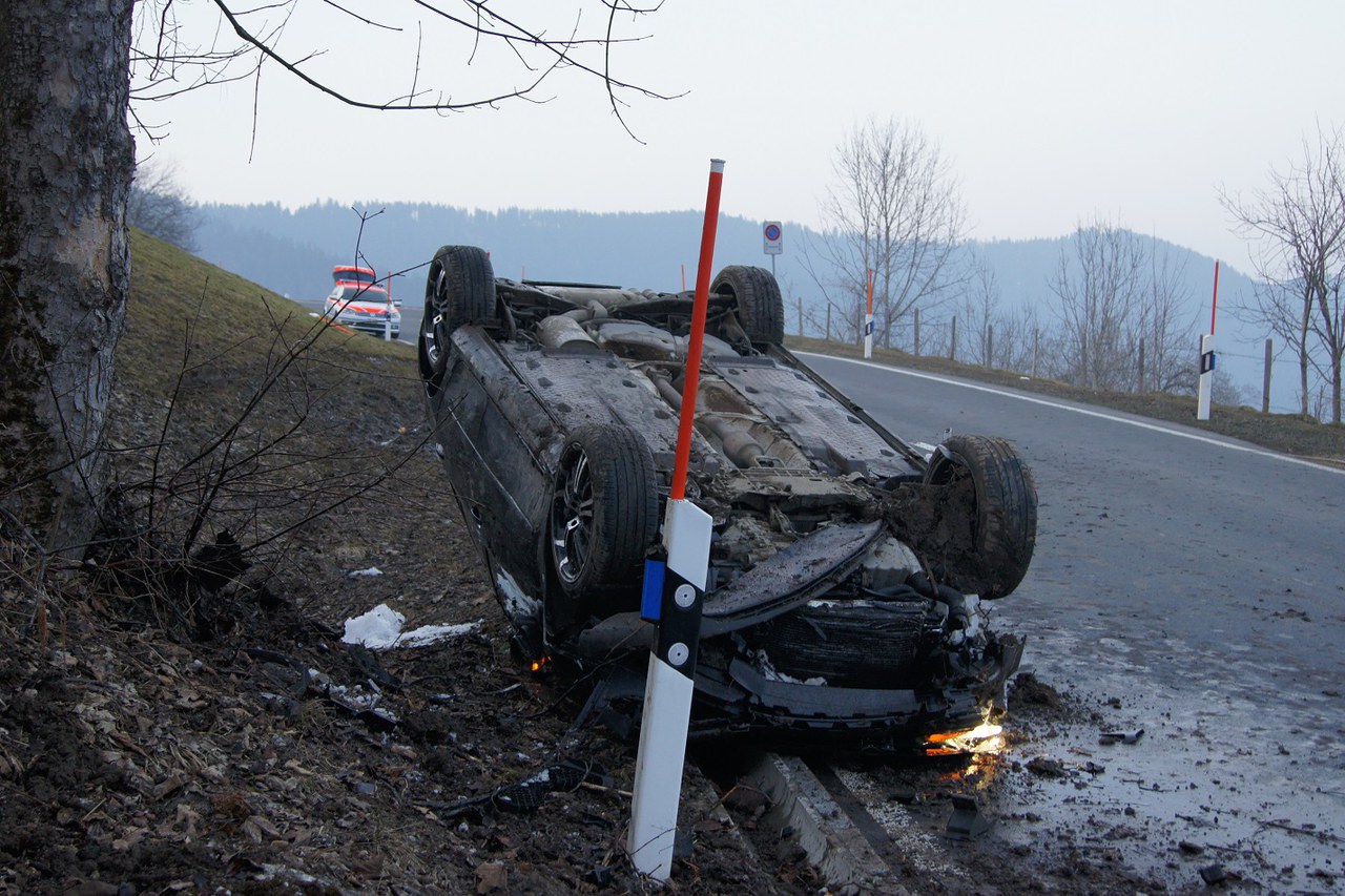 Schwerverletzter bei Selbstunfall