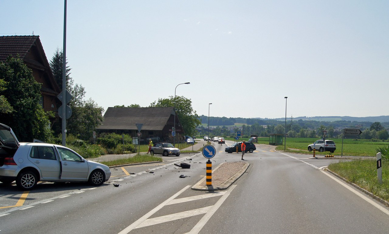 Die Unfallstelle voller Trümmerteile