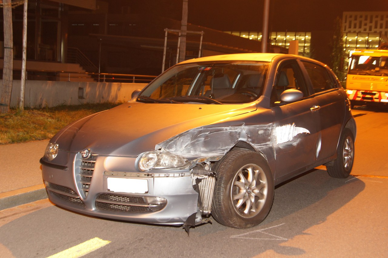 ...mit Leitplanke kollidiert.