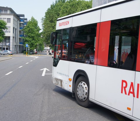 Bus ist leicht beschädigt