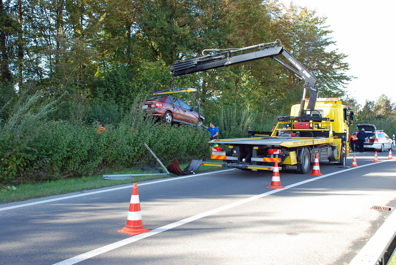 Automobilist kommt auf der A4a von Fahrbahn ab