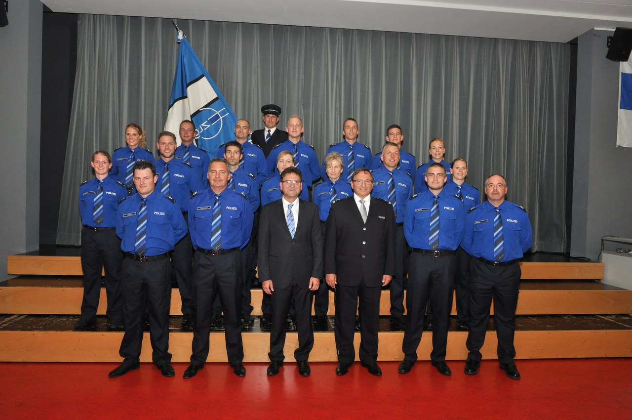 Landammann Villiger und Kommandant Walker mit den 18 neuen Mitarbeitenden