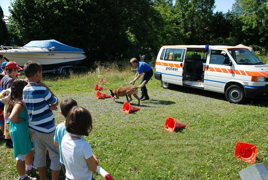 Polizeihund Qliff auf Drogensuche