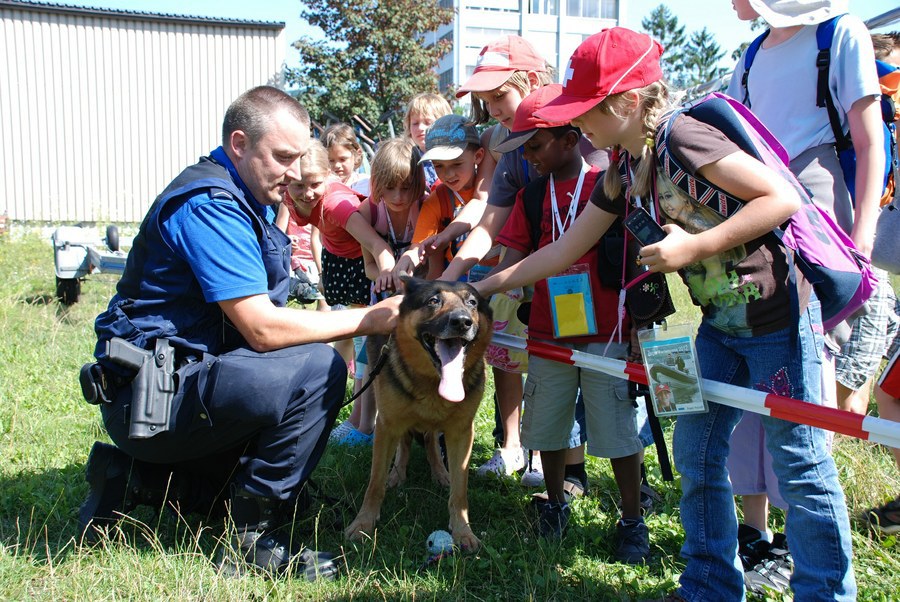 Streicheleinheiten für Polizeihund Inouk