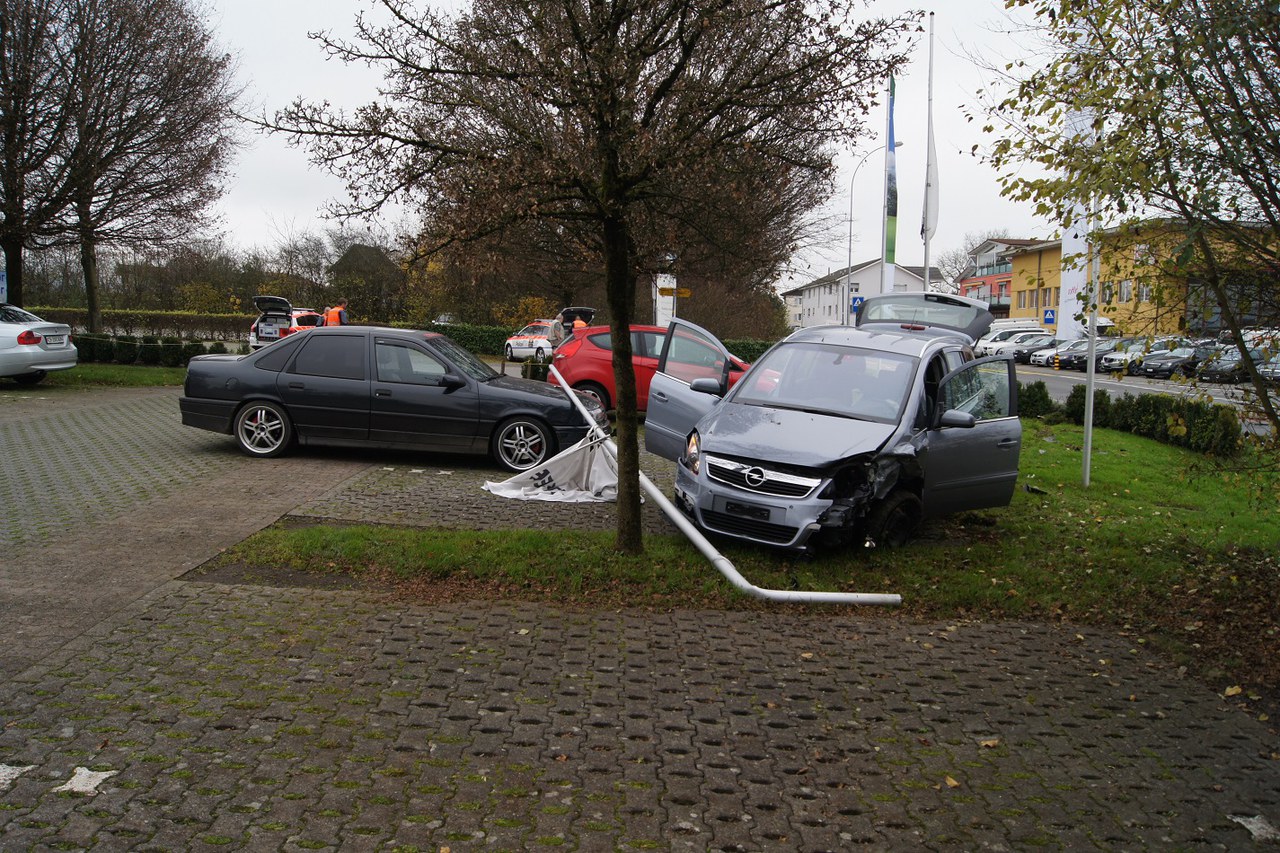 Beteiligter prallt in parkiertes Auto