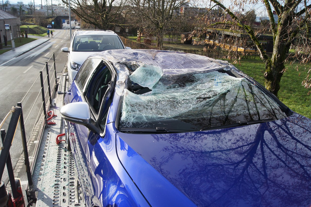 Autos an Eisenbahnbrücke flachgedrückt