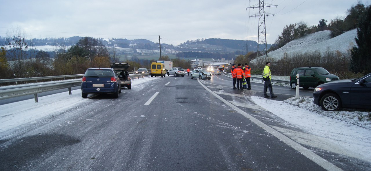 13 Fahrzeuge auf A4 verunfallt