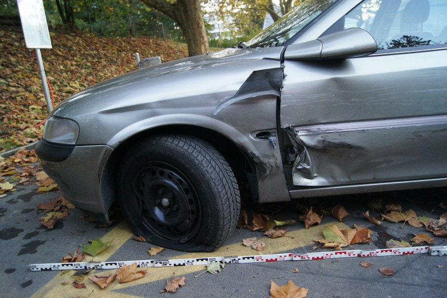 Auto des entgegenkommenden Rentners