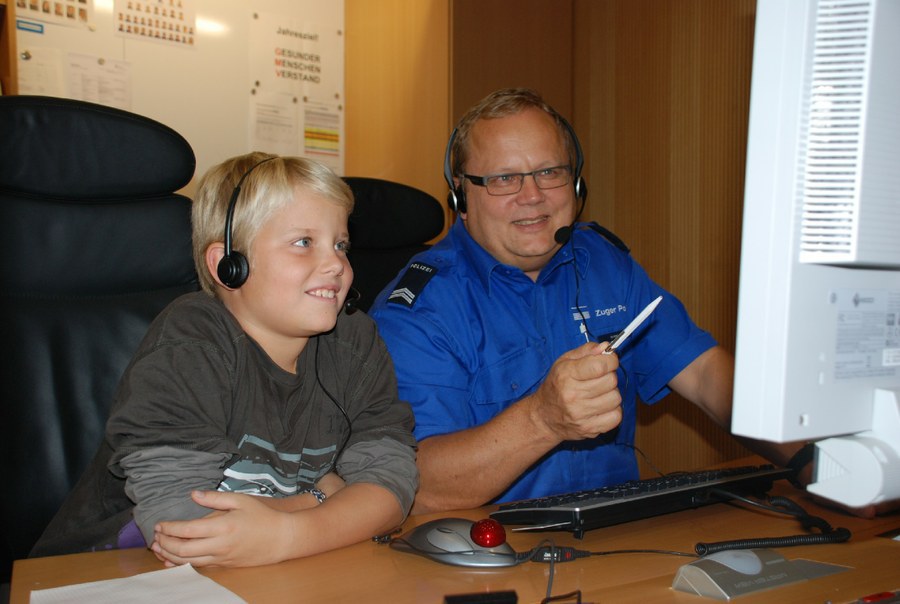 Nicolas (11) erlebt, wie ein Polizeieinsatz koordiniert wird