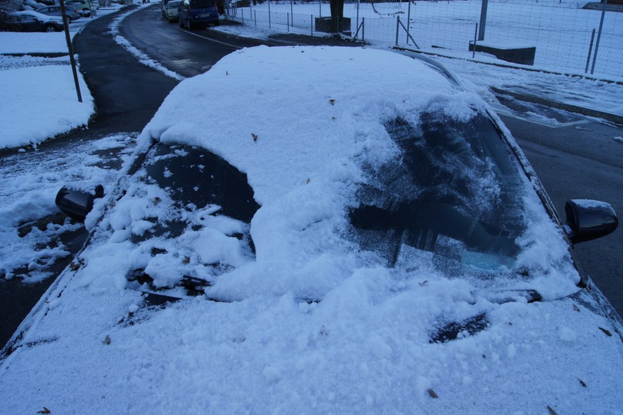 Schneebedecktes Auto