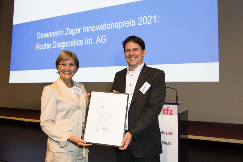 RR Silvia Thalmann-Gut übergibt die Urkunde an Roche Diagnostics